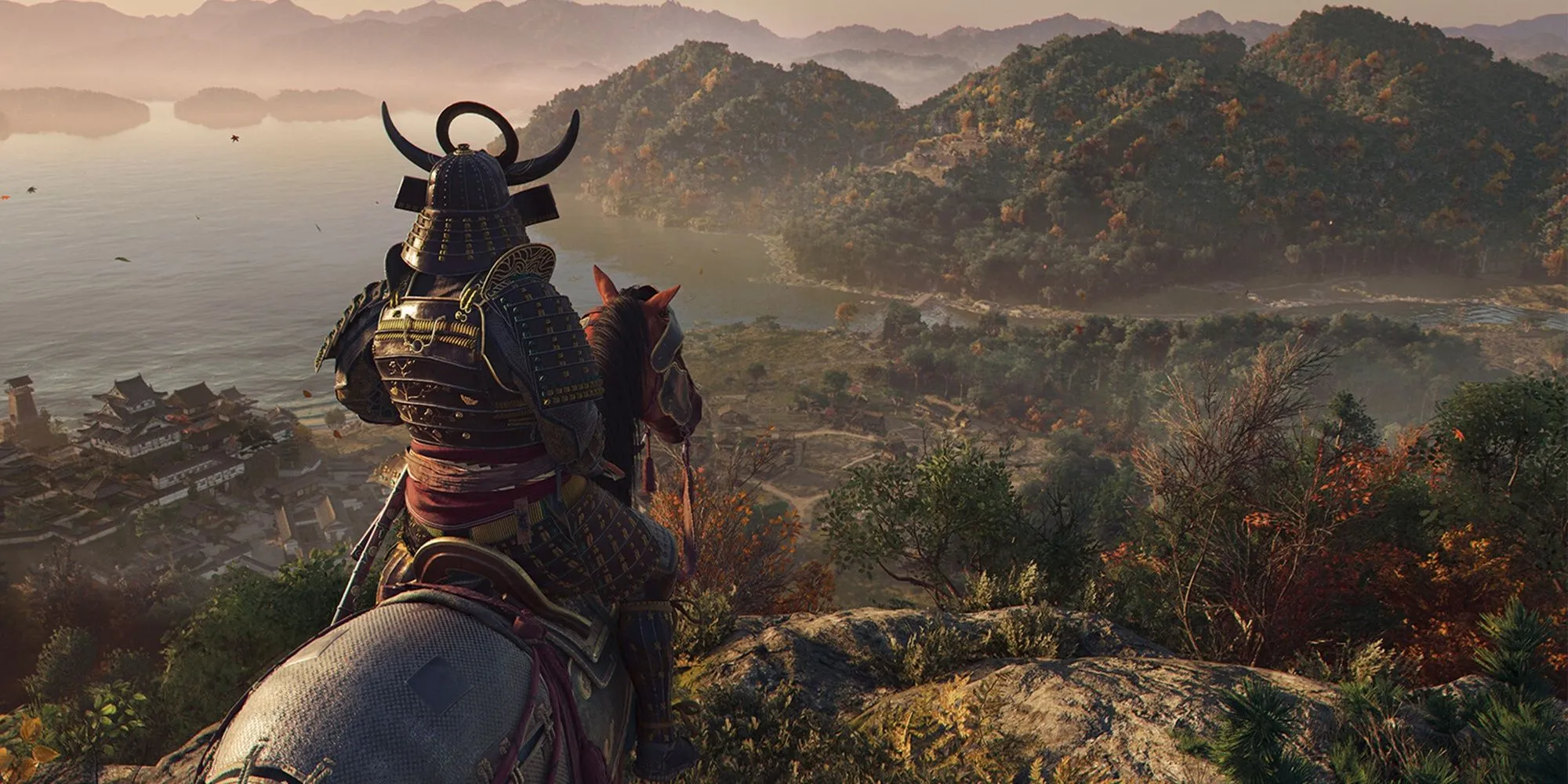 Yasuke ngắm cảnh từ trên lưng ngựa trong Assassin's Creed Shadows, thể hiện cảnh quan Nhật Bản phong kiến
