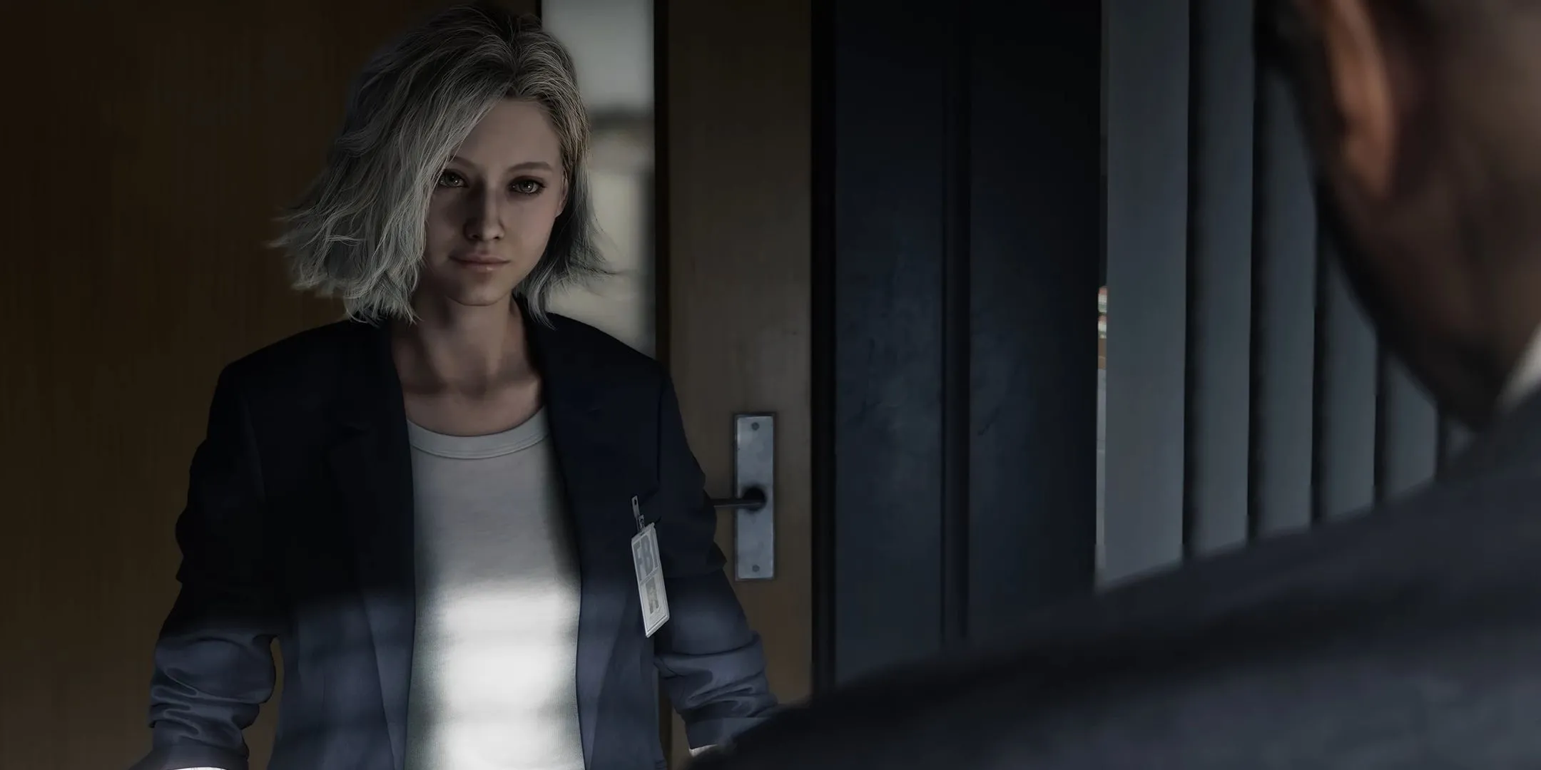 Ảnh được cho là từ Resident Evil 9: Grace Ashcroft nói chuyện với đặc vụ FBI, nhân vật liên quan đến tin đồn Resident Evil Outbreak remake.