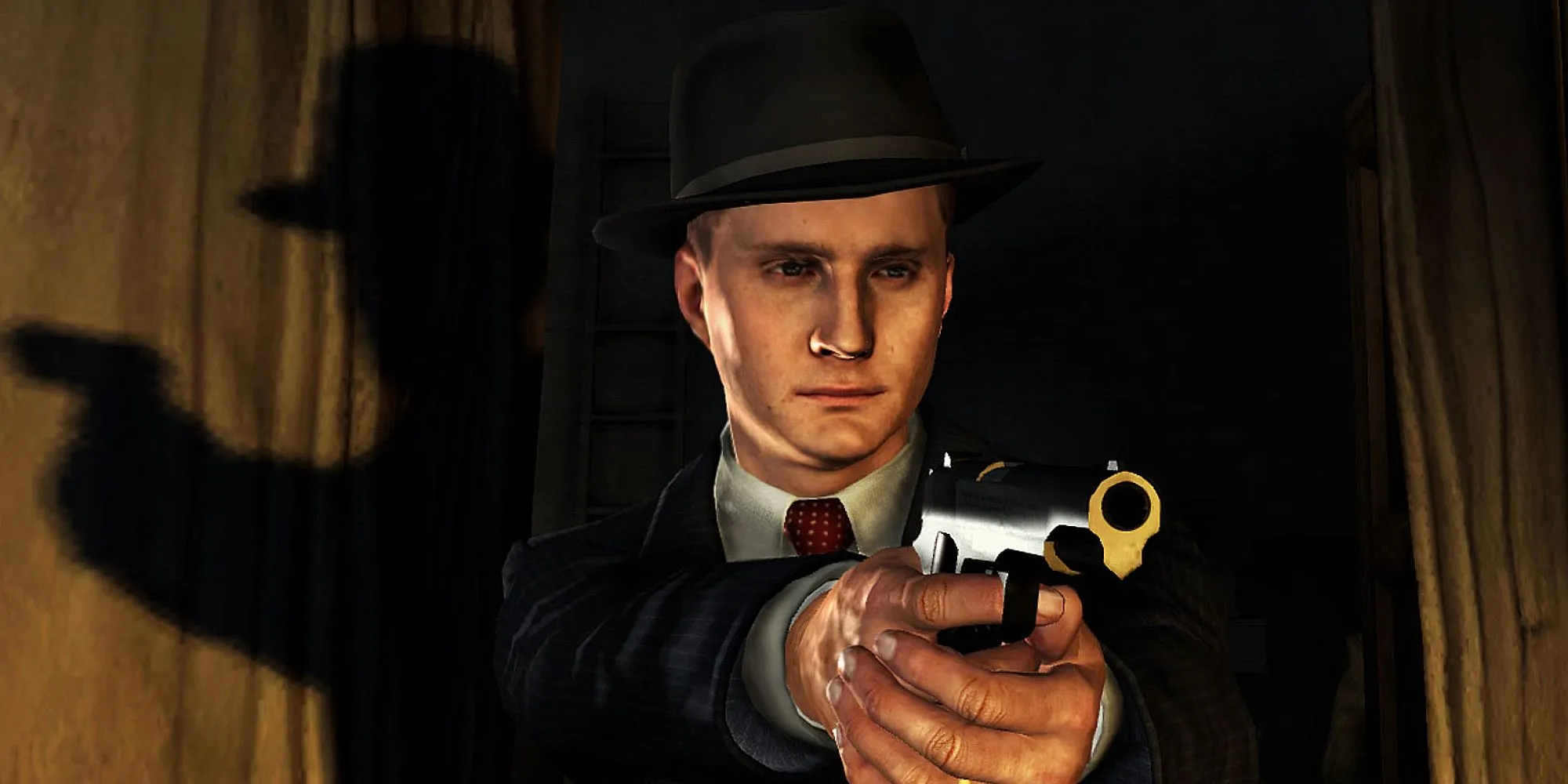 Cole Phelps đang kiểm tra một căn phòng tối khi anh ta giơ súng trong LA Noire