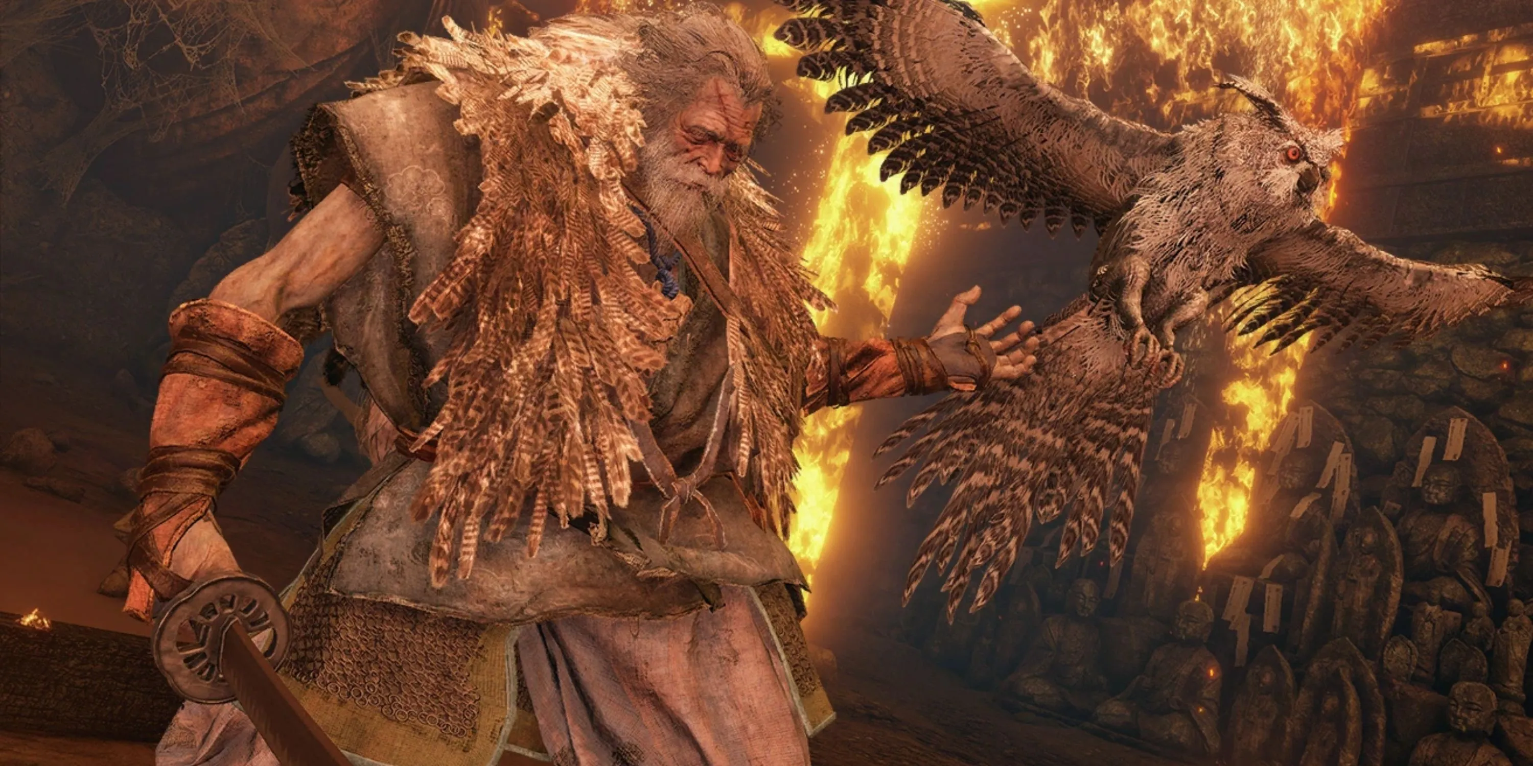 Lão Quỷ (Owl Father) đứng trong một tòa nhà đang cháy với một con cú bay bên cạnh trong Sekiro Shadows Die Twice.
