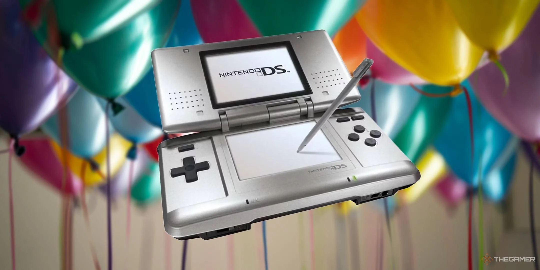 Màn hình cảm ứng Nintendo DS đặt trước phông nền bóng bay rực rỡ