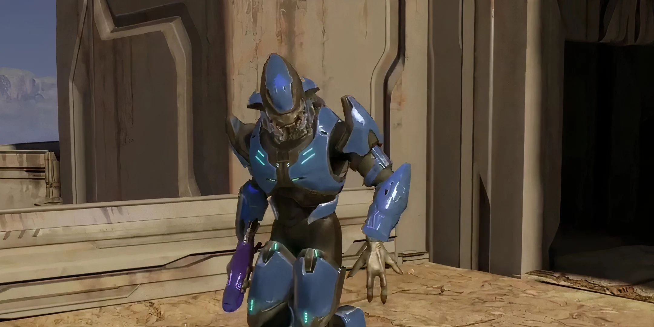 Một Sangheili Minor tuần tra phế tích tiền nhân trong Halo 2 Anniversary.