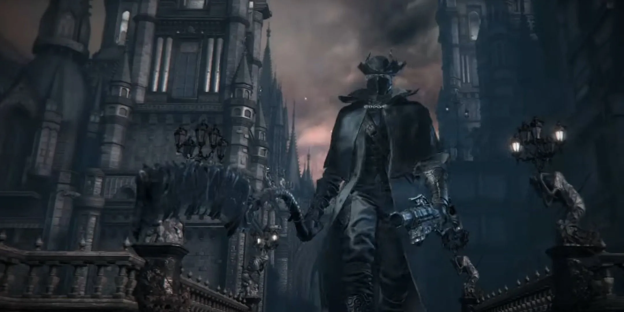 Một thợ săn đang khám phá thành phố Yharnam trong game Bloodborne.