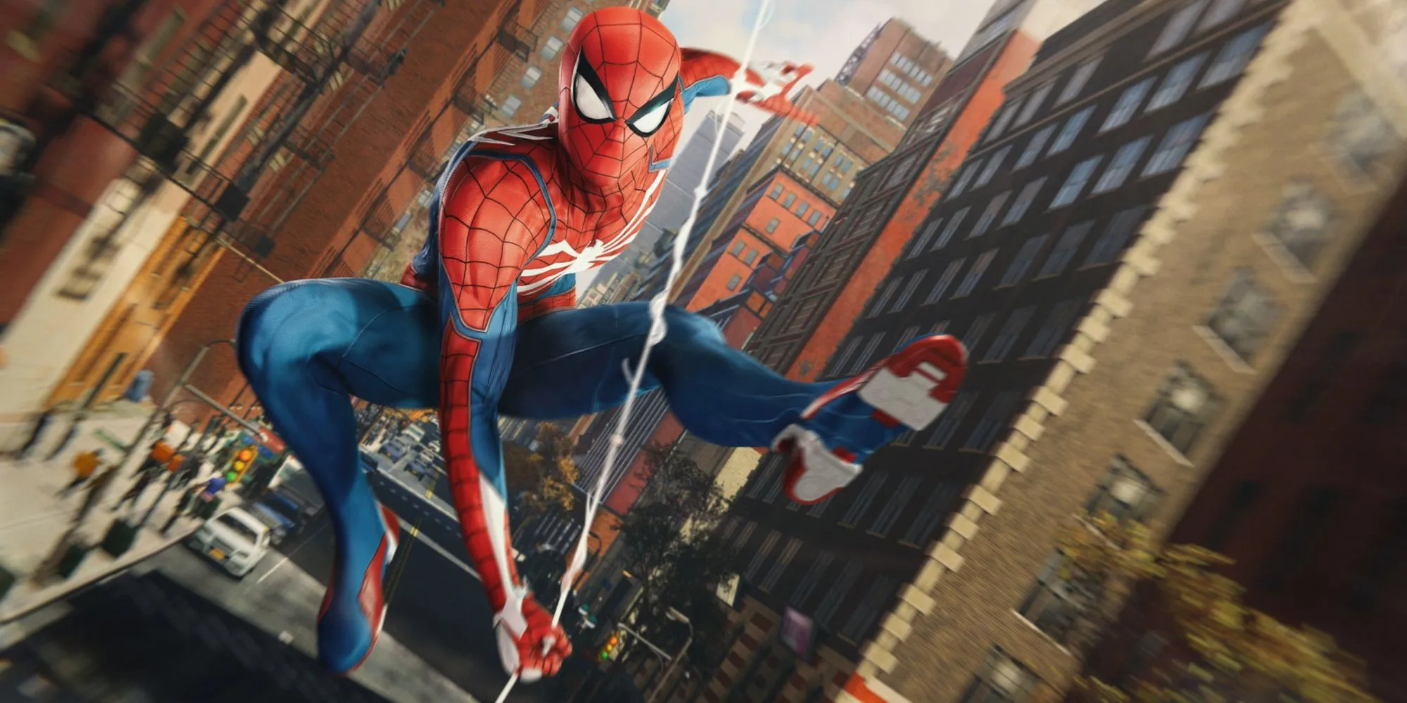 Spider-Man nhìn thẳng vào camera và đu tơ tốc độ cao qua thành phố New York trong game Marvel's Spider-Man.