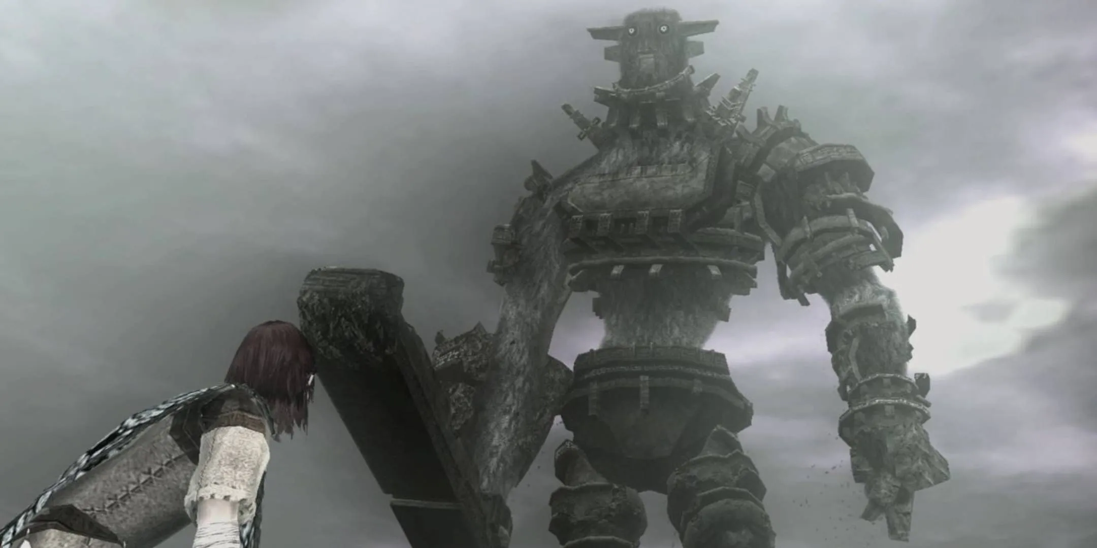 Wander ngước nhìn một colossi khổng lồ trong game Shadow of the Colossus.