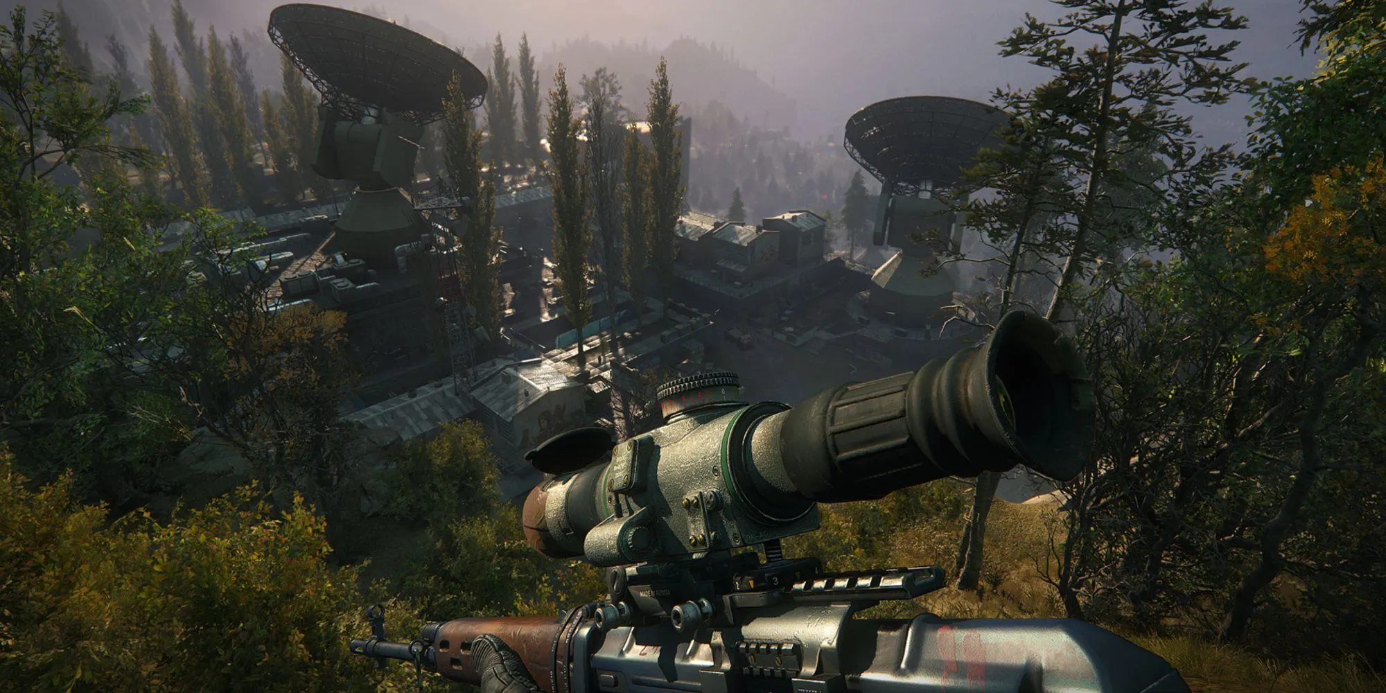 Xạ thủ Jonathan North đang quan sát một căn cứ với khẩu súng bắn tỉa trong Sniper Ghost Warrior 3.