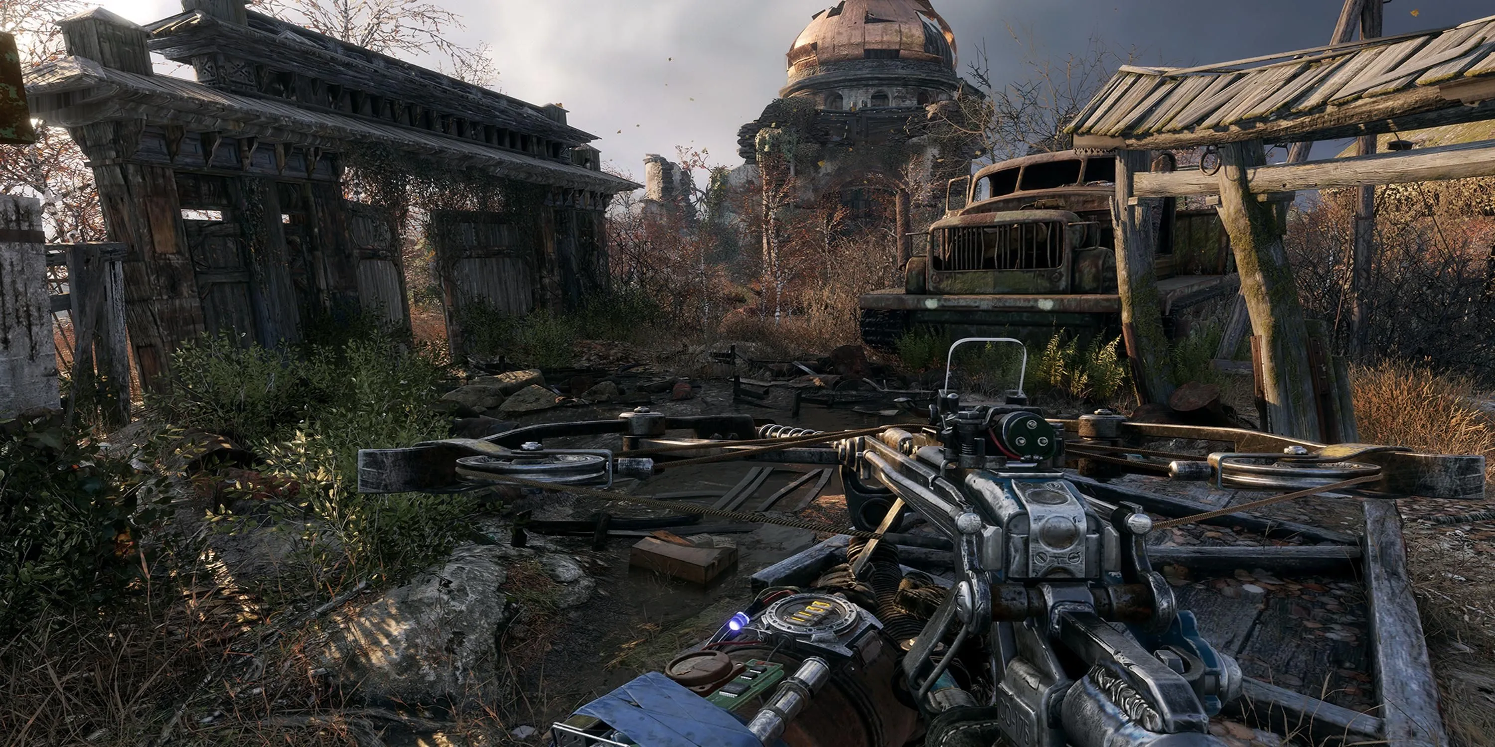 Artyom đứng giữa những tòa nhà đổ nát trong Metro Exodus, khắc họa thế giới hậu tận thế u ám và khắc nghiệt