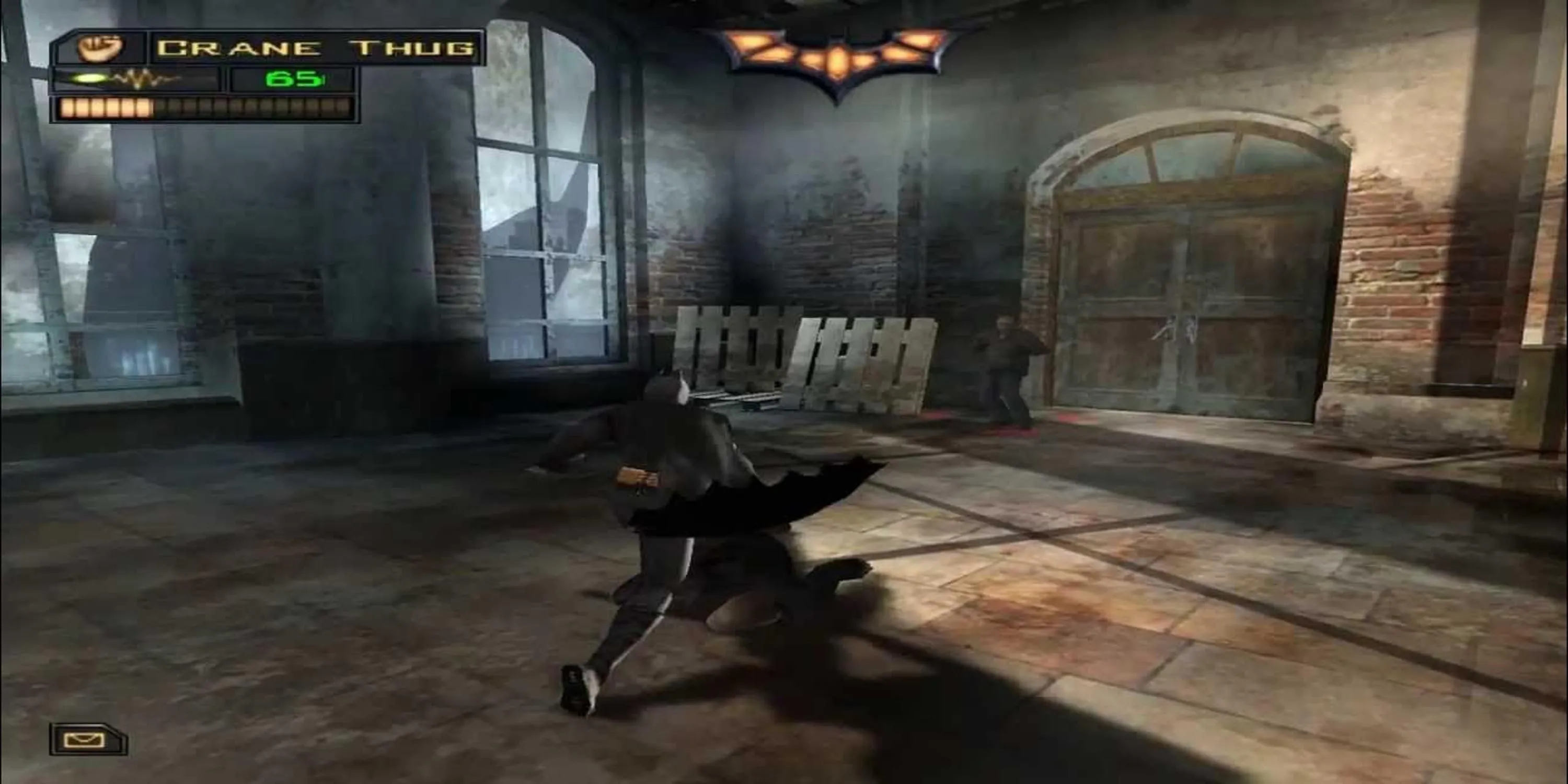 Batman đối mặt với tên côn đồ trong Batman Begins