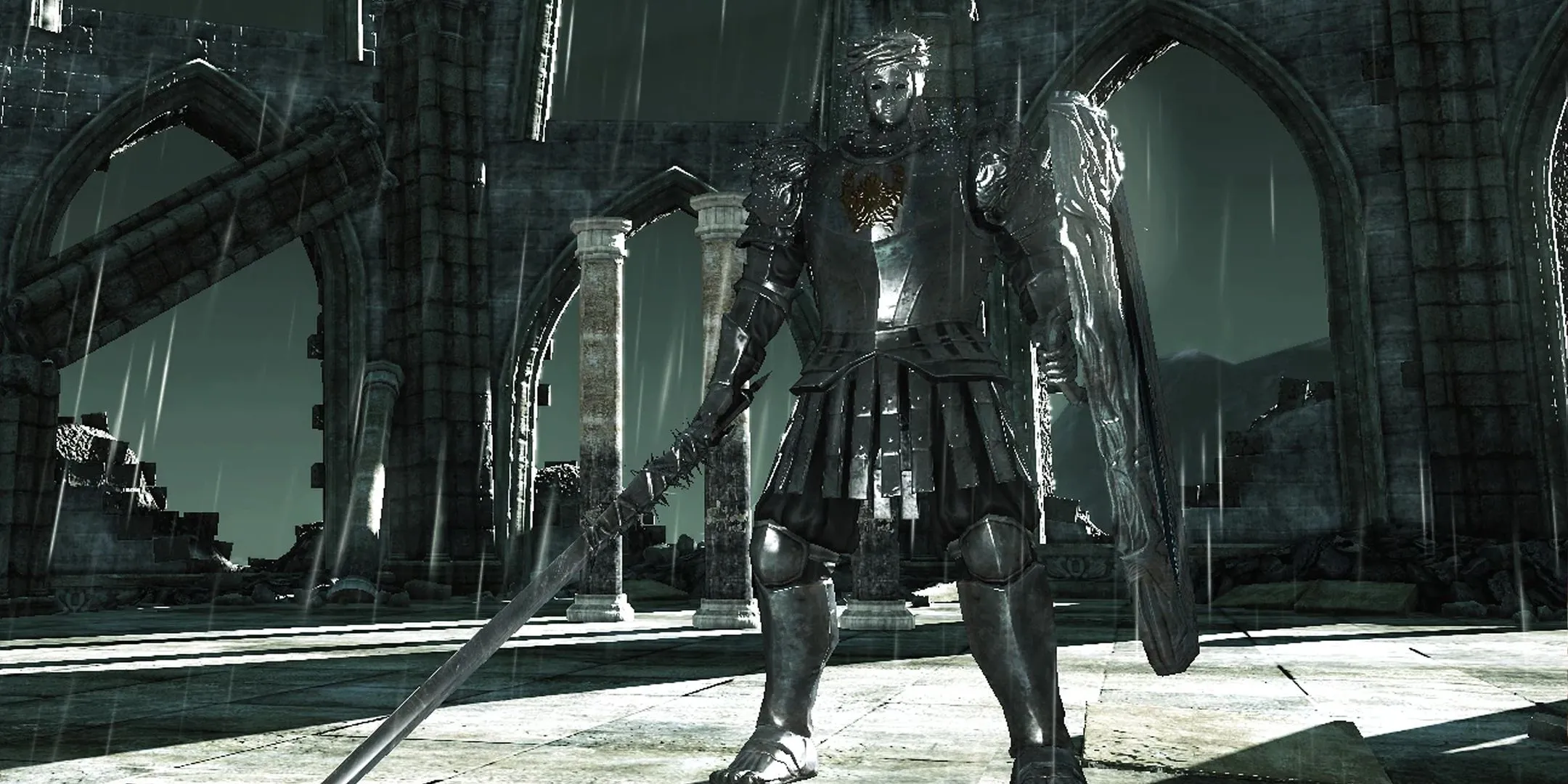 Boss Looking Glass Knight trong Dark Souls 2 đứng trong đấu trường mưa, tượng trưng cho những trận chiến đầy thử thách của game.