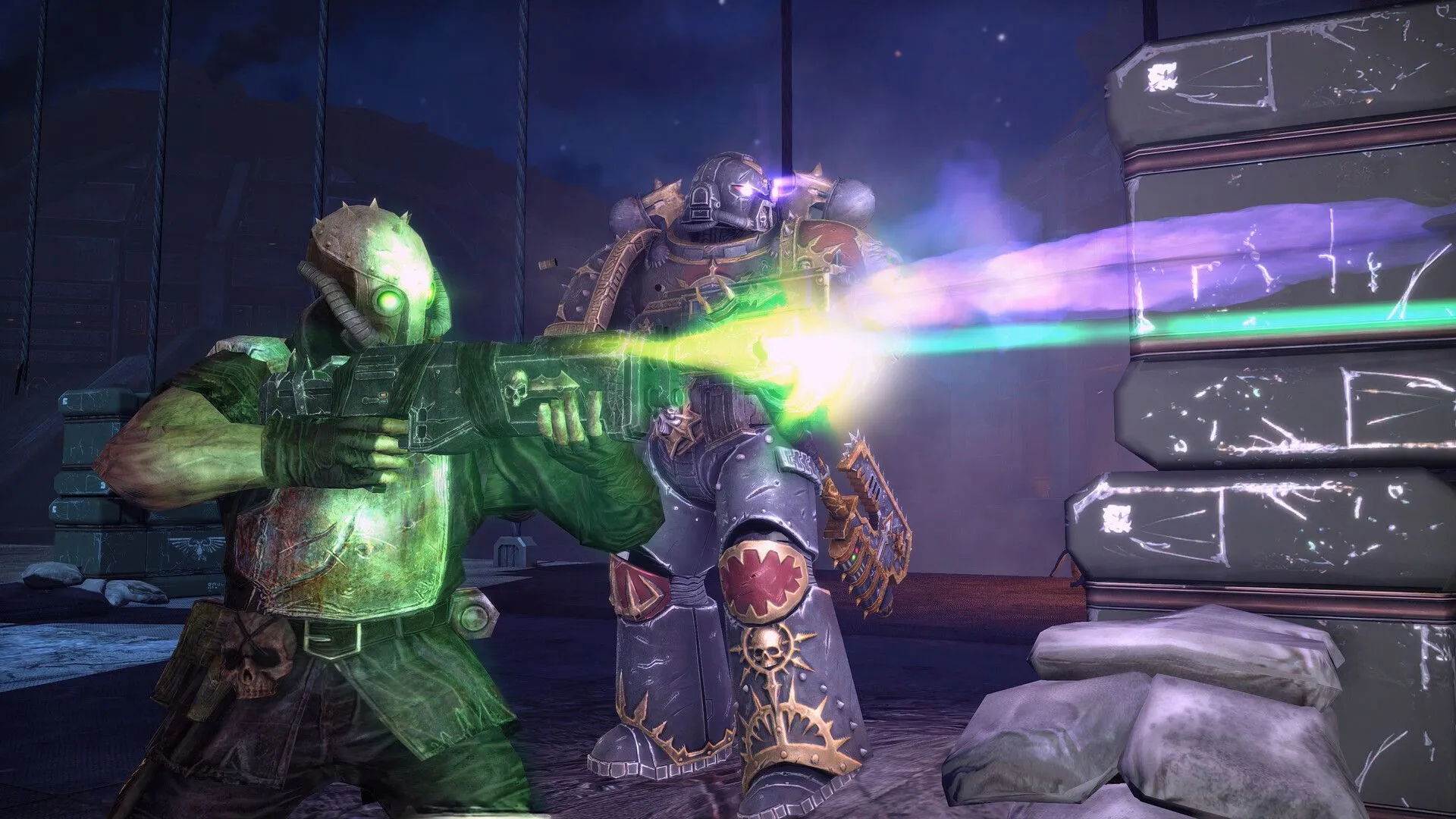 Captain Titus trong giáp Space Marine chiến đấu với Ork