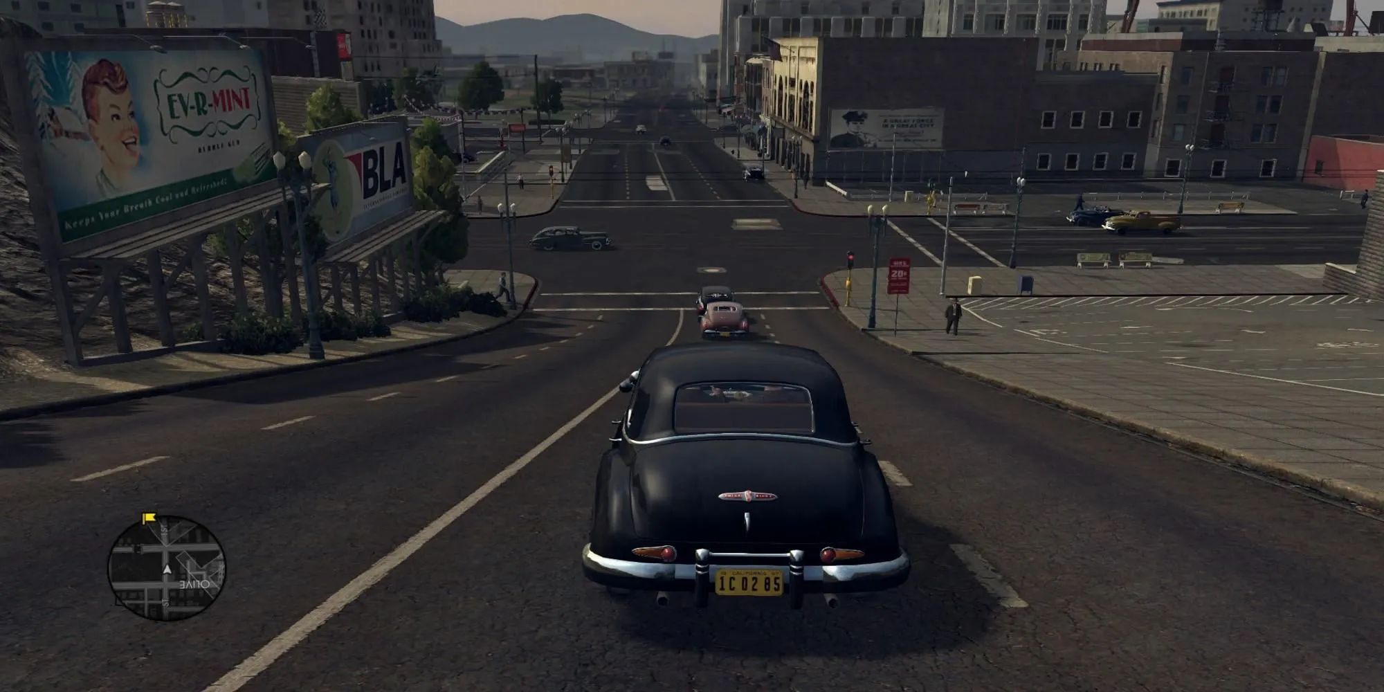 Chiếc xe đen của Cole Phelps di chuyển trên đường phố Los Angeles đầy bí ẩn trong L.A. Noire.