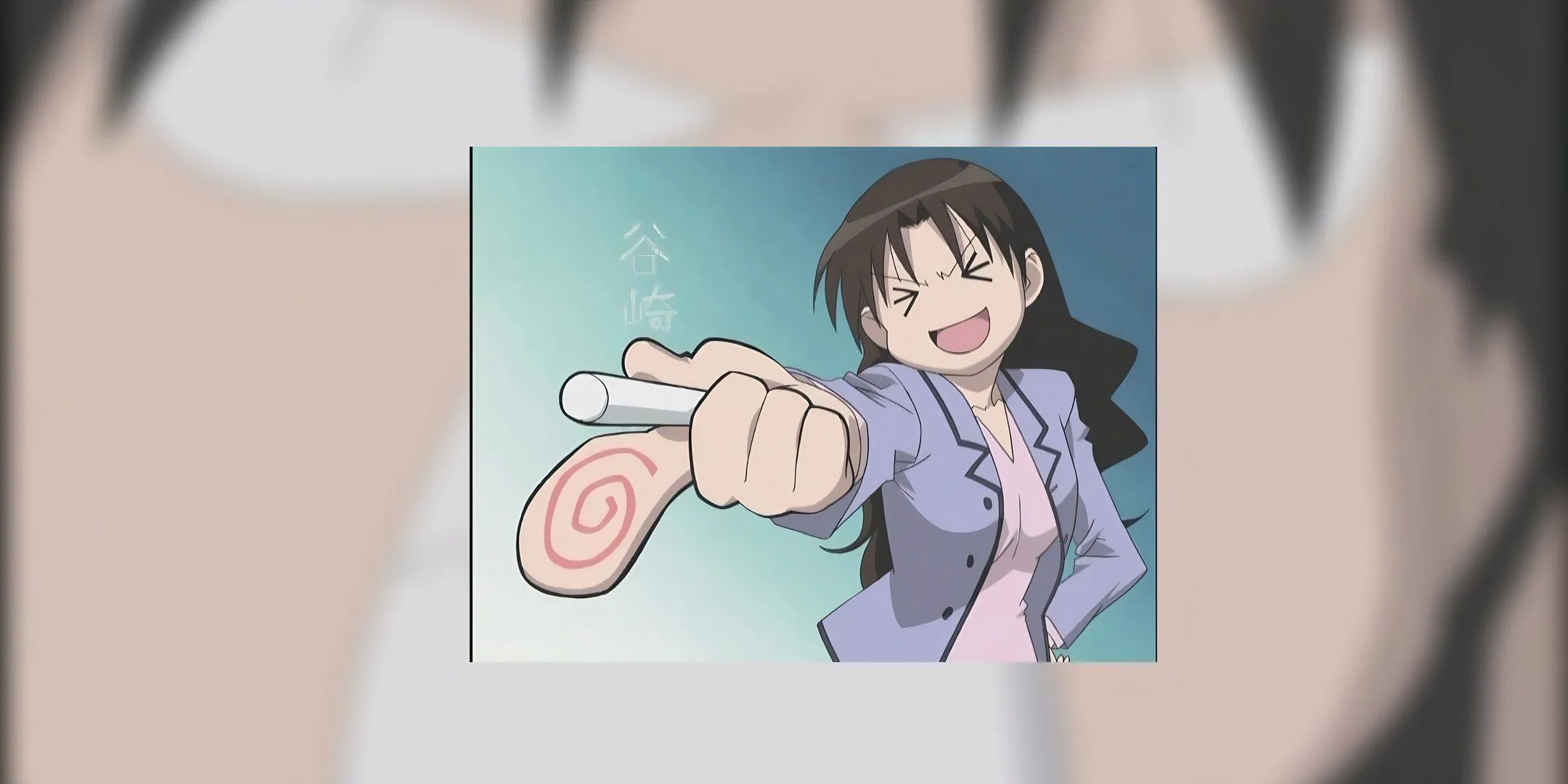Cô giáo Yukari Tanizaki cầm phấn và mỉm cười trong Azumanga Daioh, với biểu cảm thất thường.