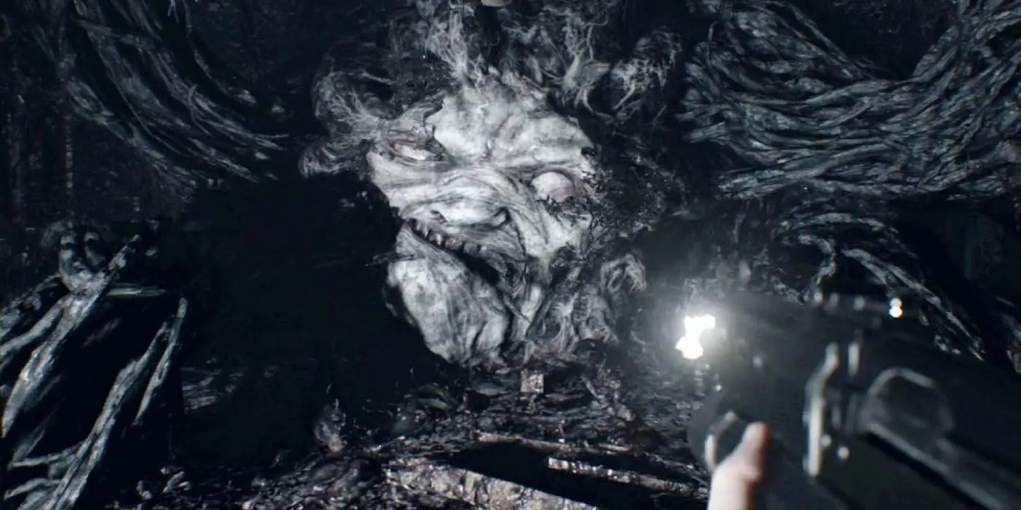 Eveline trong hình dạng quái vật nấm khổng lồ, trận boss cuối dễ nhưng ám ảnh trong Resident Evil 7 Biohazard.