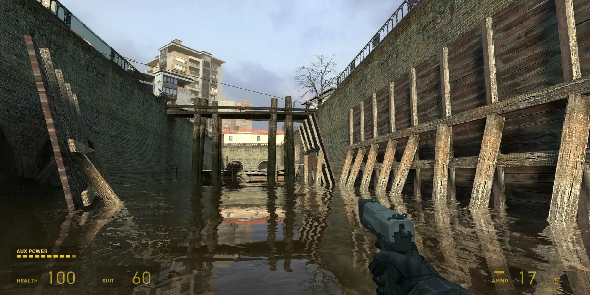 Gordon Freeman vượt qua môi trường ngập nước với khẩu súng lục trong Half-Life 2, thể hiện sự đa dạng của môi trường và tương tác vật lý