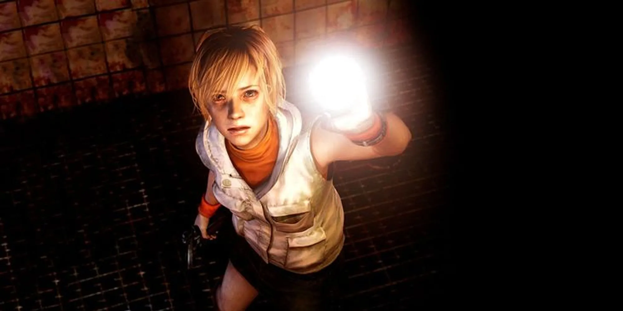 Heather Mason rọi đèn trong không gian tối tăm của Silent Hill 3