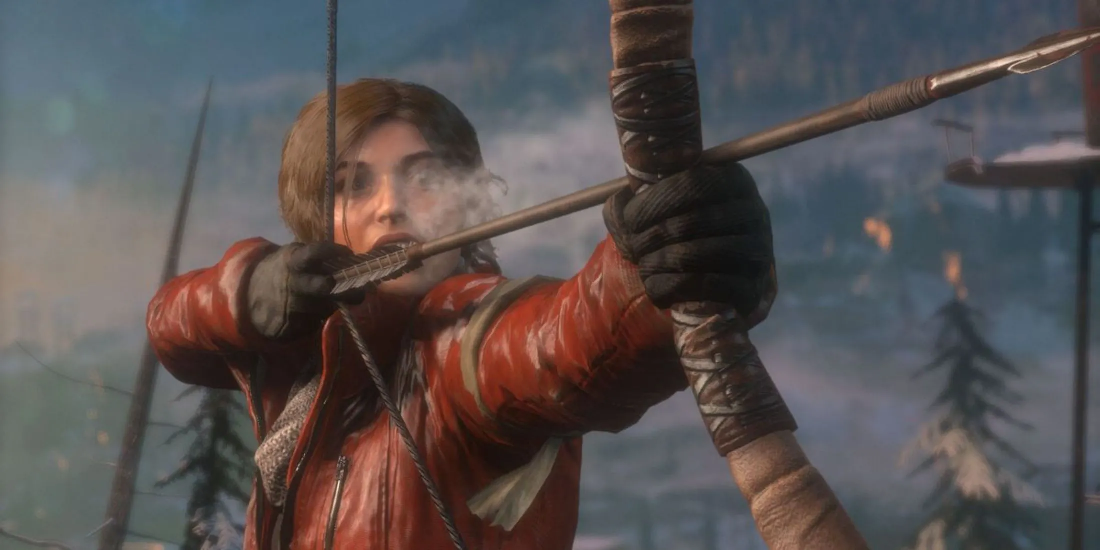 Lara Croft đang dùng cung tên giữa rừng tuyết trong Rise Of The Tomb Raider