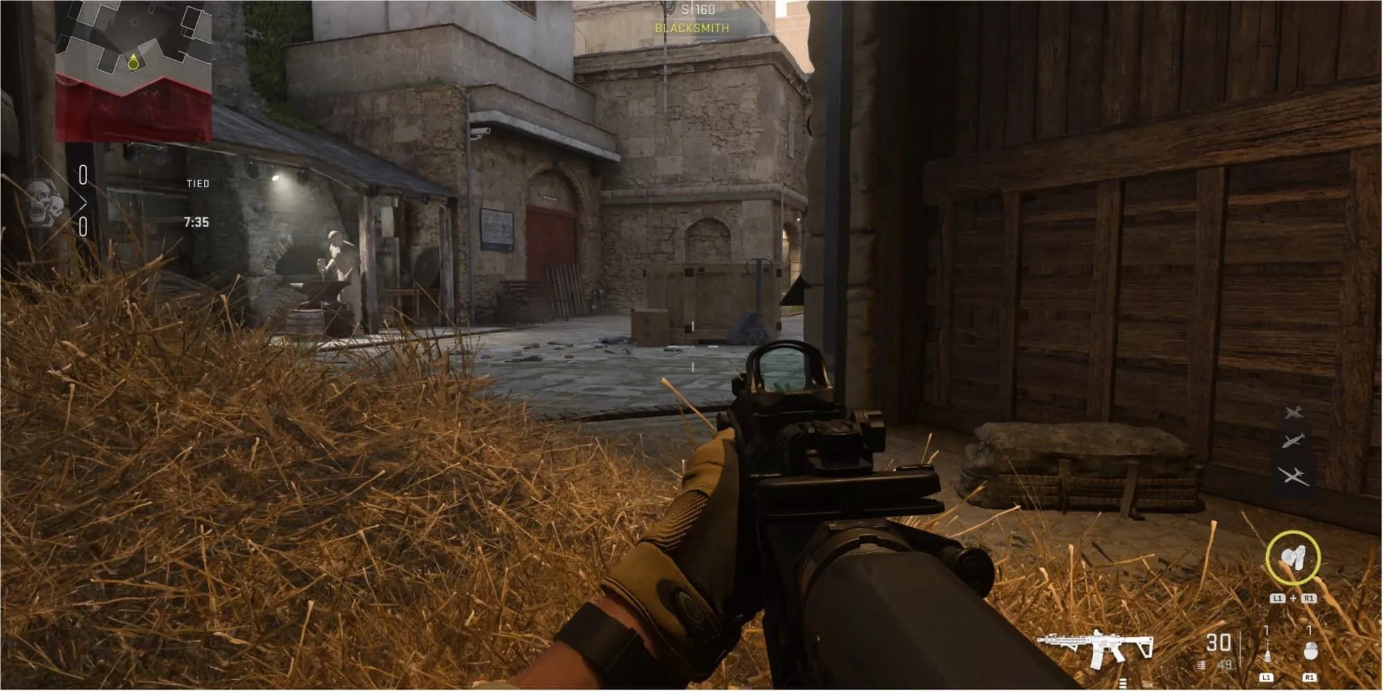Một game thủ đang &quot;cắm trại&quot; ẩn nấp trong khu chuồng ngựa ở pháo đài Al Bagra trong Call of Duty: Modern Warfare 2, thể hiện hành vi camping gây ức chế.