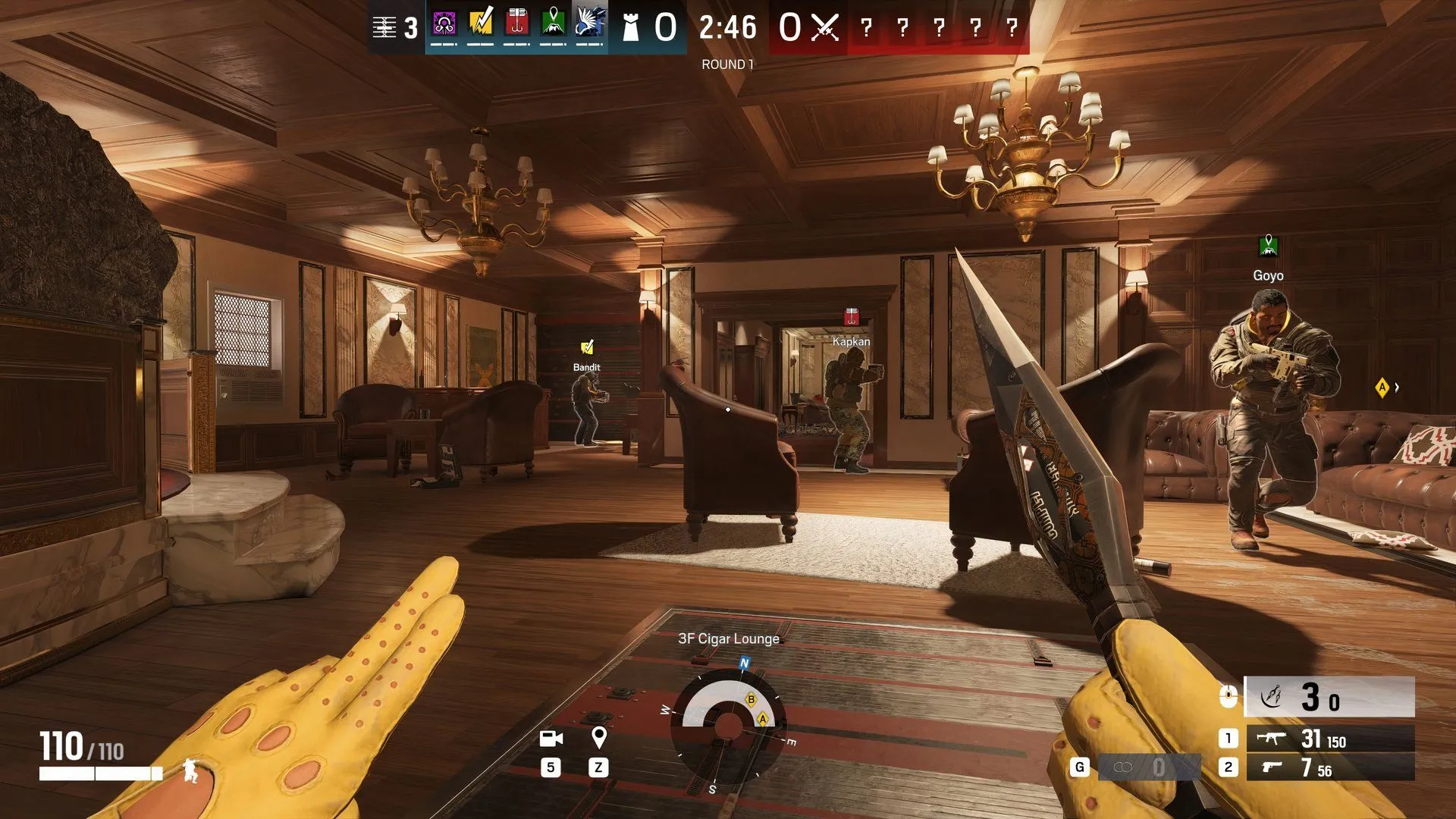 Một Operator sử dụng thiết bị dò tìm trong Rainbow Six Siege X, thể hiện tầm quan trọng của âm thanh trong định vị