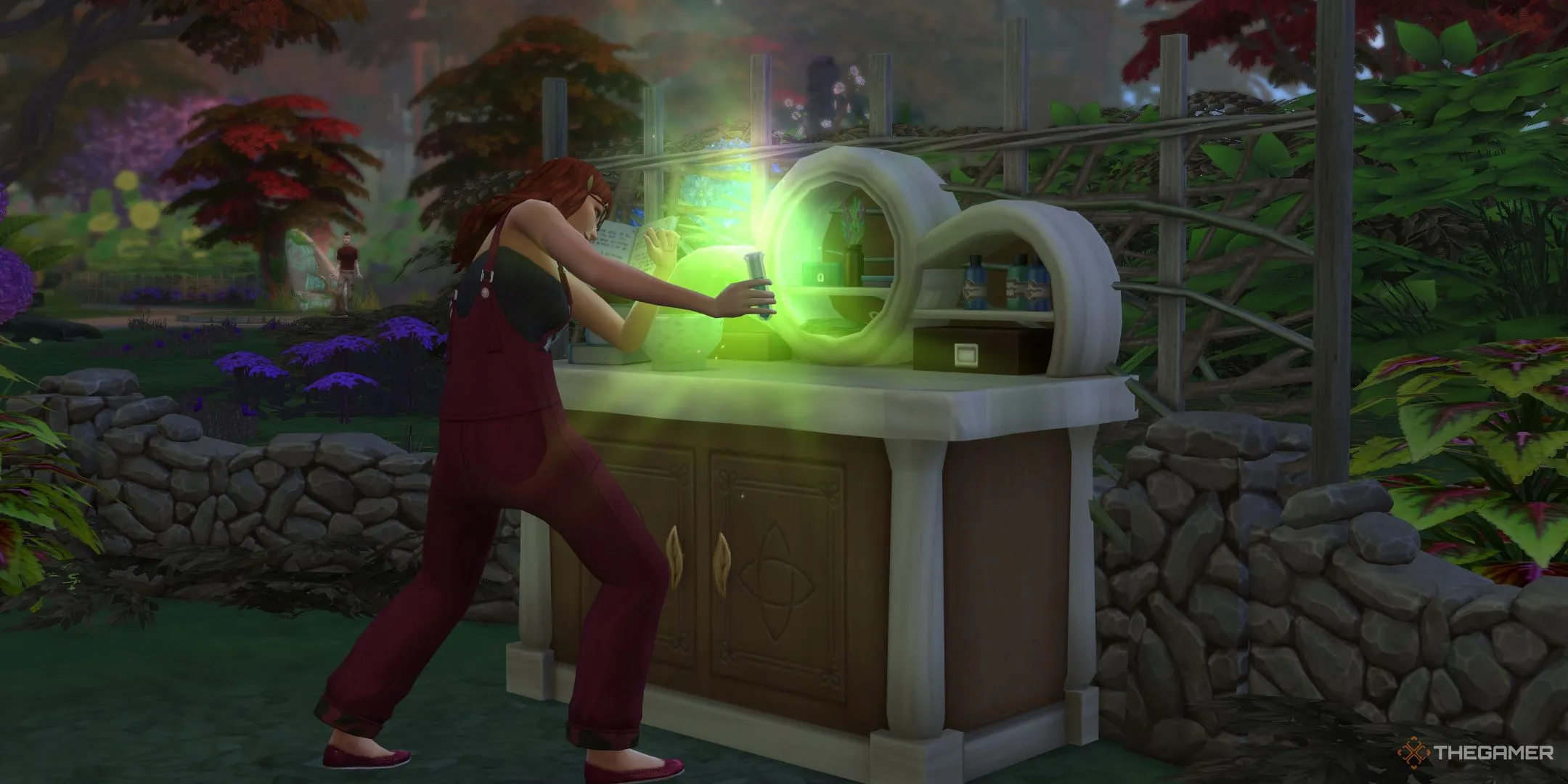 Một Sim đang pha chế thuốc tại bàn Dược thảo ở Everdew trong The Sims 4 Enchanted By Nature.