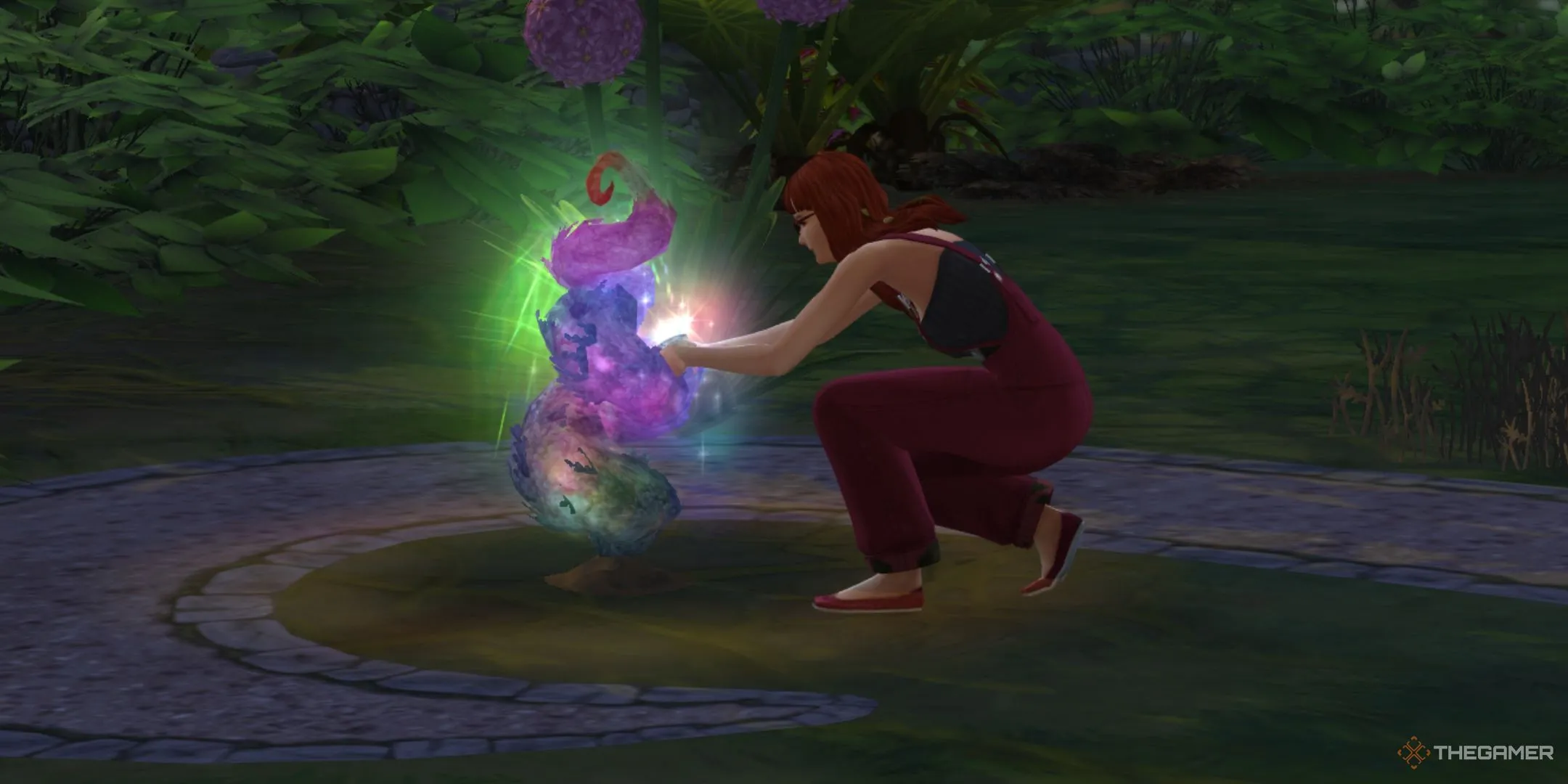 Một Sim đang thu hoạch từ bụi cây tâm trạng trong The Sims 4 Enchanted By Nature.