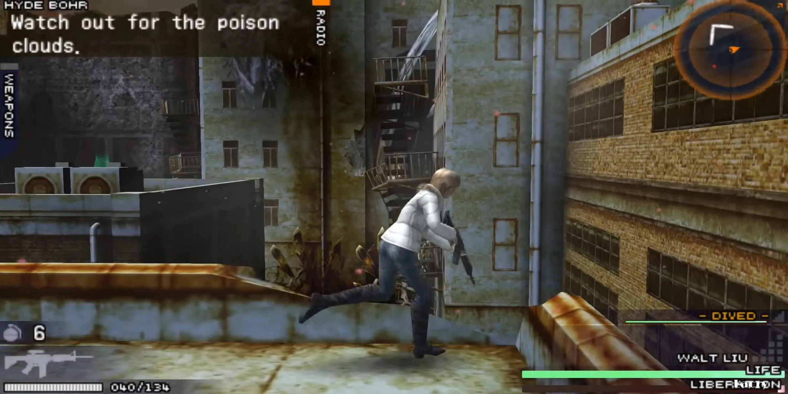 Nhân vật chính Aya Brea chiến đấu trên mái nhà đổ nát trong The 3rd Birthday, một tựa game PSP đột phá về cốt truyện và gameplay