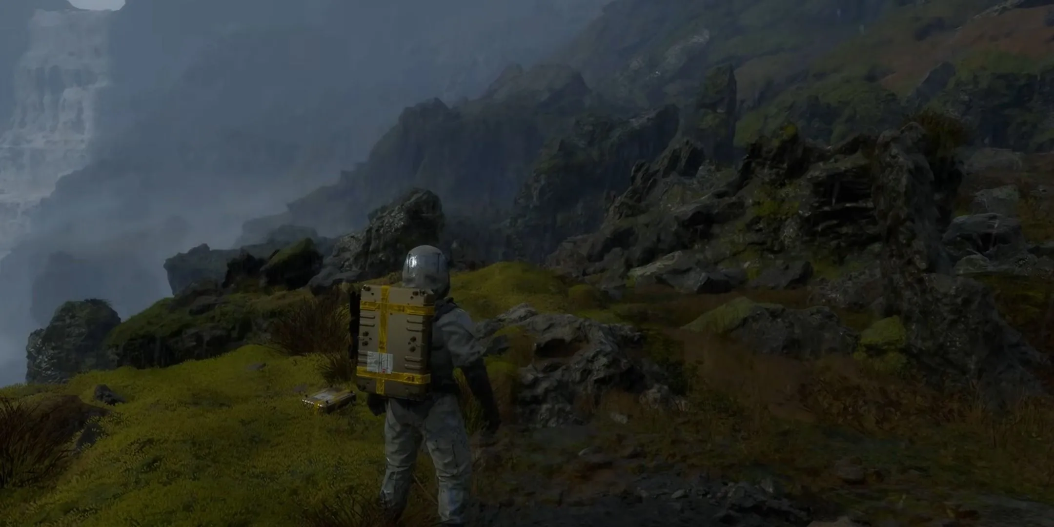 Sam Porter Bridges điều hướng qua môi trường khắc nghiệt trong Death Stranding, thể hiện lối chơi đi bộ là trọng tâm.