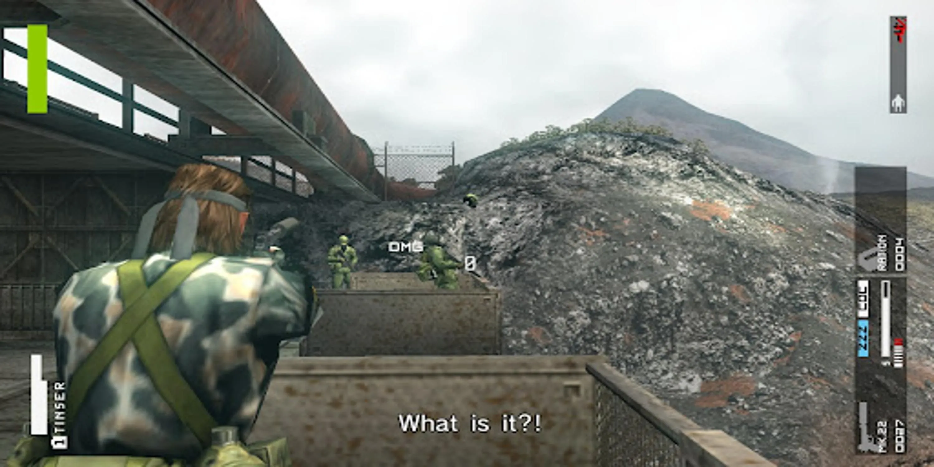 Solid Snake nhắm súng vào kẻ thù trong Metal Gear Solid Peace Walker, thể hiện lối chơi lén lút và hành động