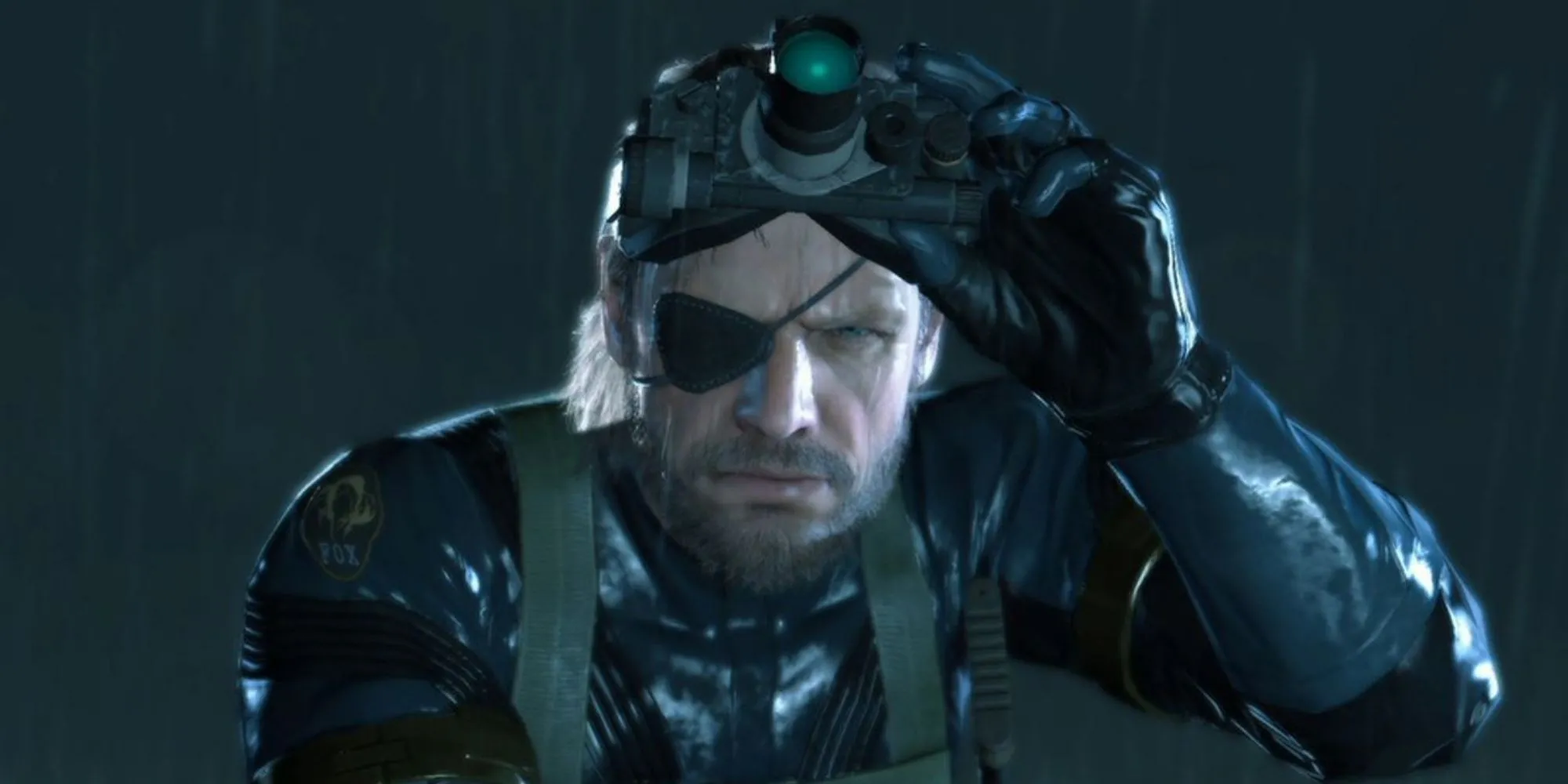 Solid Snake trong Metal Gear Solid Ground Zeroes, chuẩn bị nói câu &quot;Kept You Waiting, Huh?&quot;.