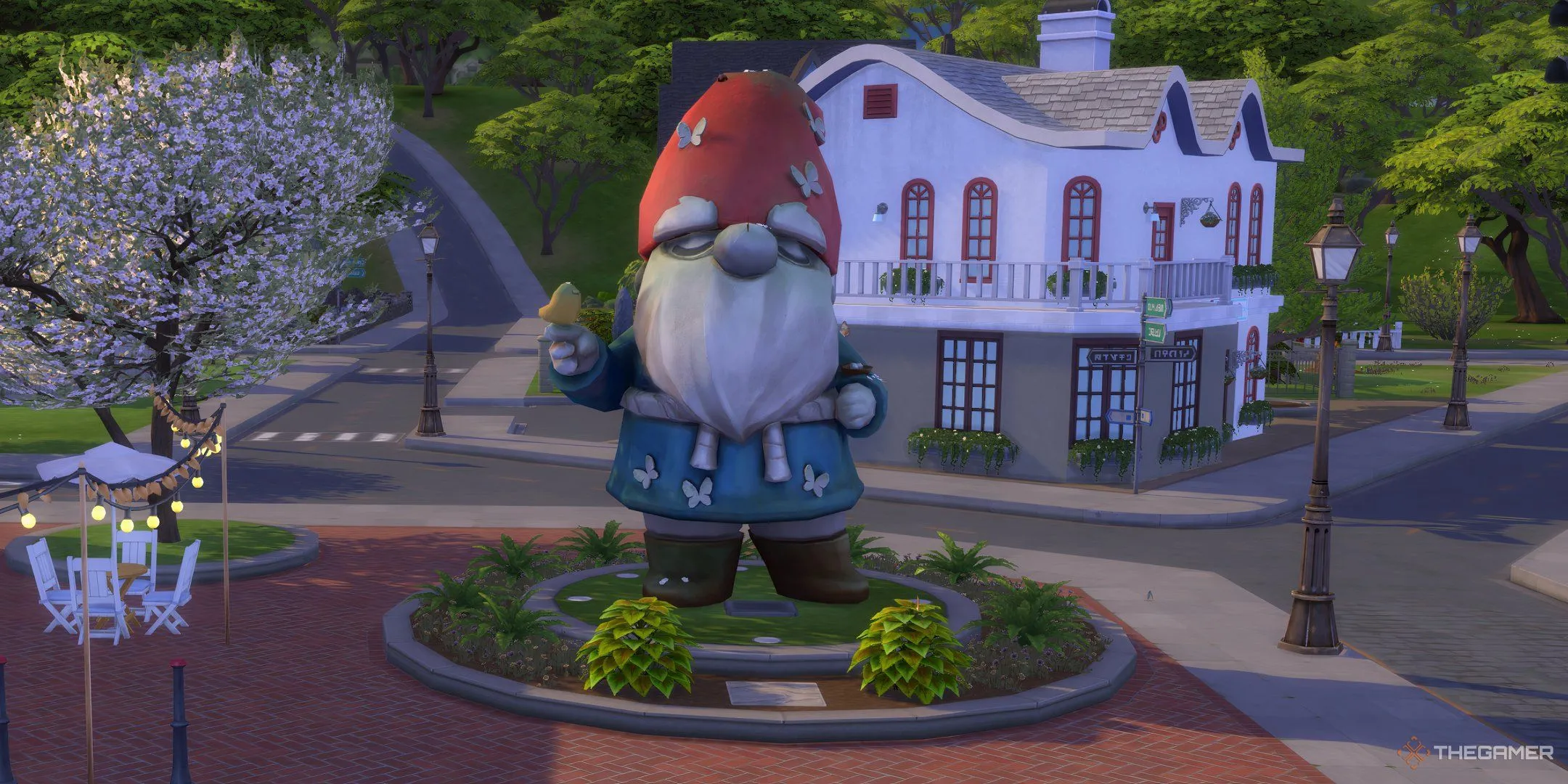 Tượng Gnome Vĩ Đại sừng sững tại quảng trường trung tâm Coast of Adhmor, The Sims 4 Enchanted By Nature.