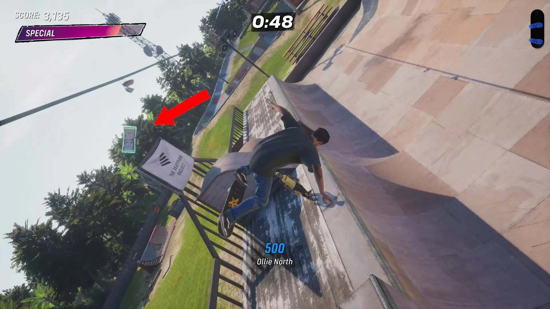 Vị trí cọc tiền thứ ba trên halfpipe, phía trên biển báo The Skater Park Project tại khu vực Kona
