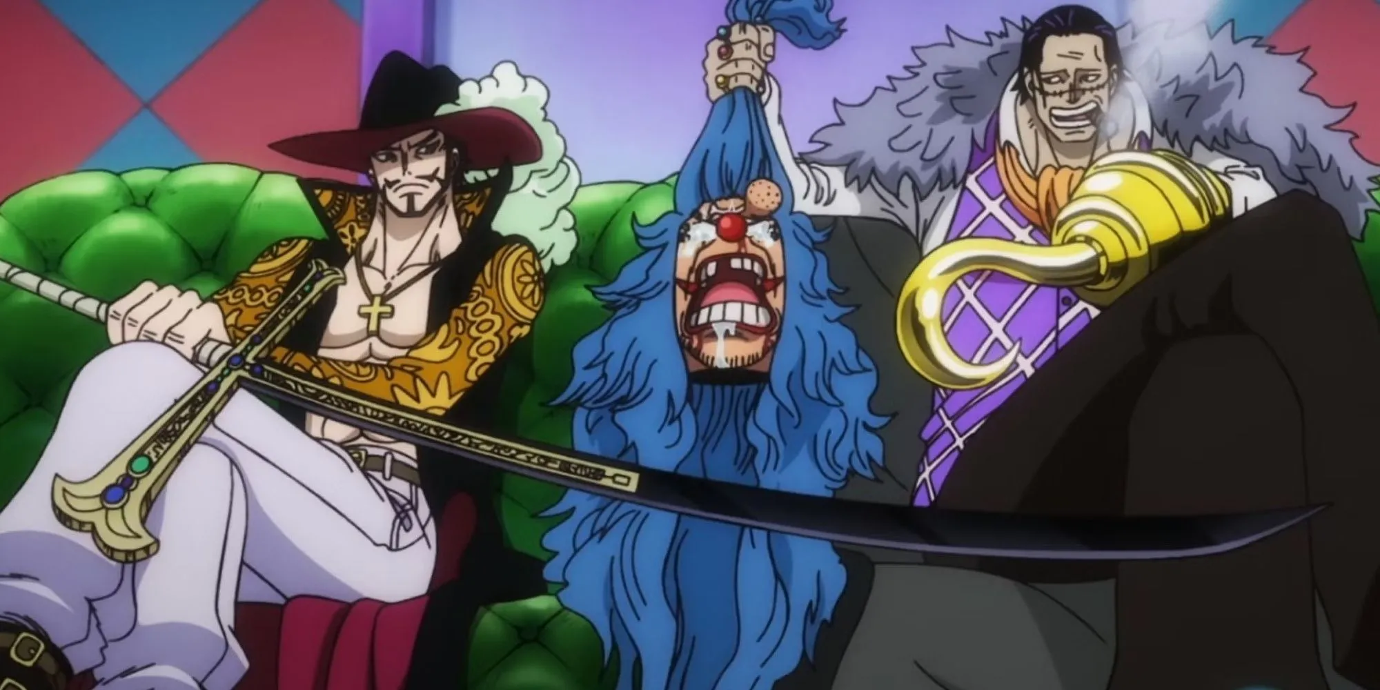 Buggy đang cười lớn với khuôn mặt ngạo nghễ, phía sau là Mihawk và Crocodile
