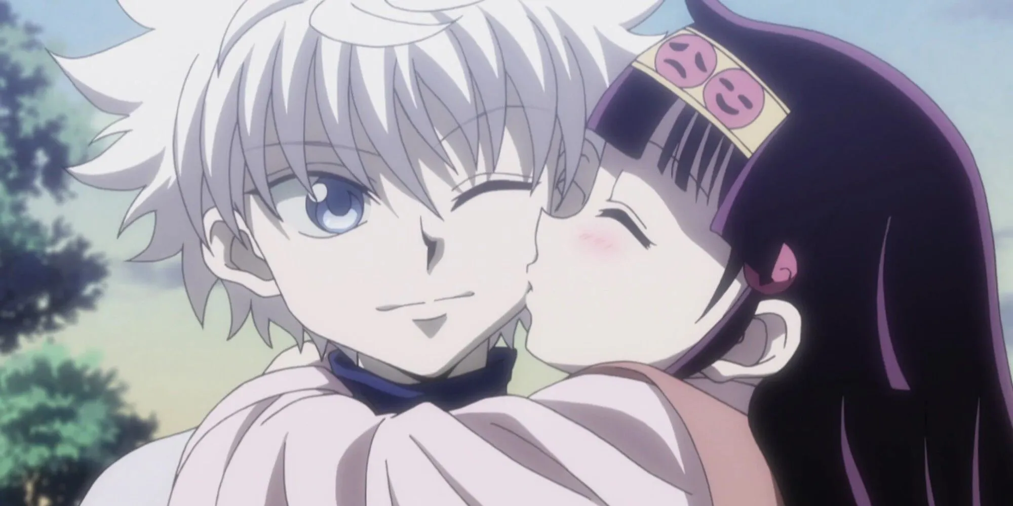 Killua Zoldyck với biểu cảm dịu dàng khi ôm Alluka Zoldyck, người em gái đặc biệt của mình, thể hiện sự gắn bó