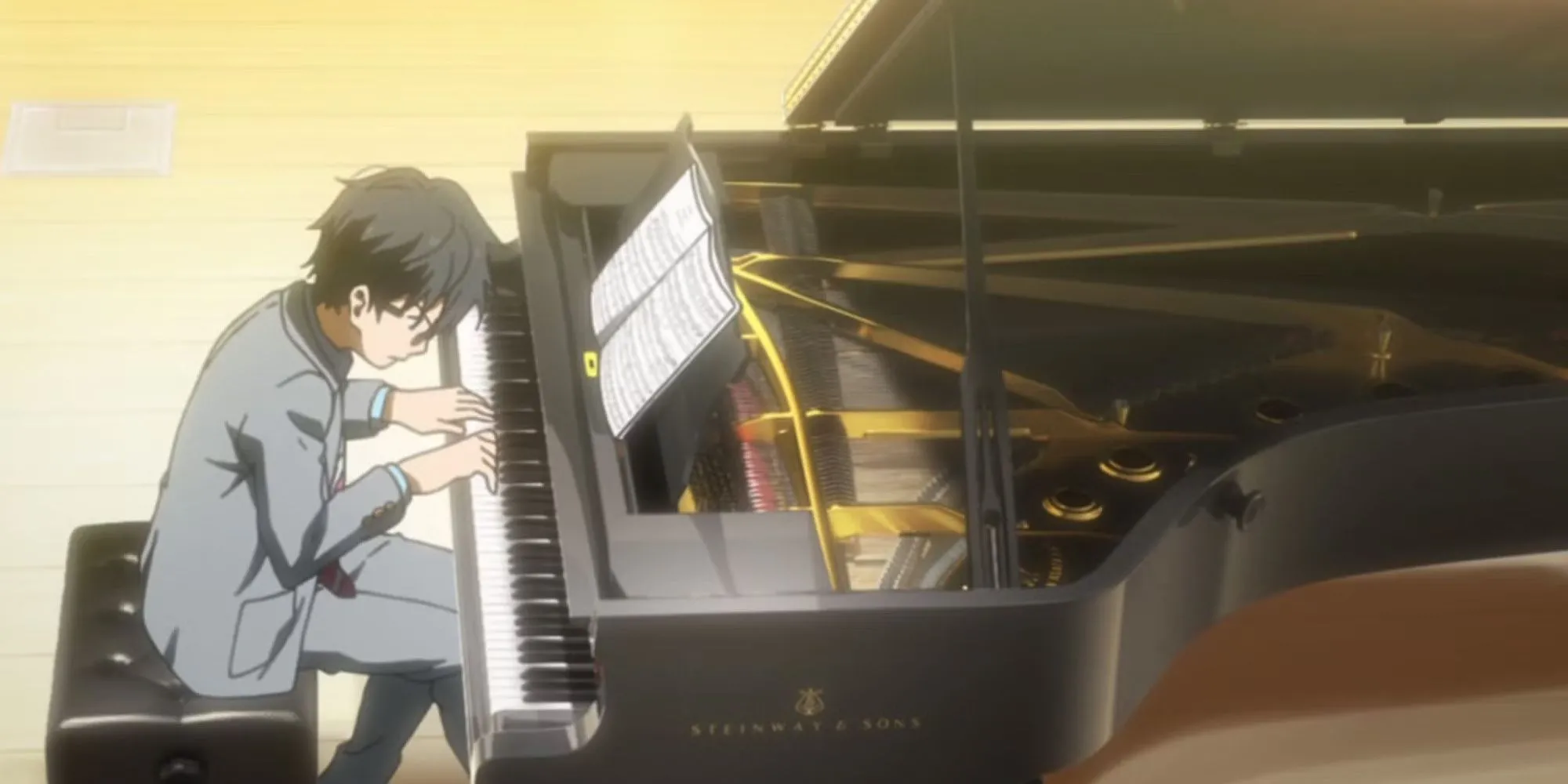 Kousei Arima đang chơi piano dưới ánh đèn sân khấu trong Your Lie in April, khắc họa hành trình vượt qua nỗi sợ và nỗi đau mất mẹ qua âm nhạc, một bộ anime cảm động về tâm lý