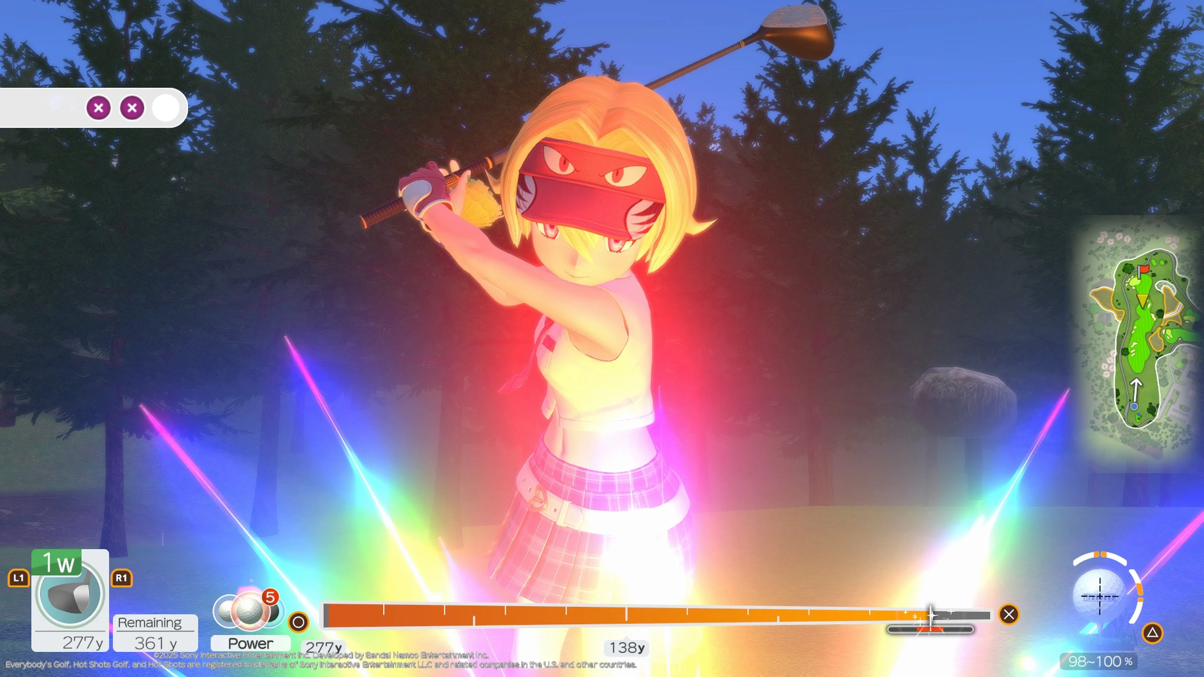 Một golfer trong Everybody's Golf Hot Shots đang thực hiện cú đánh trên sân, quả bóng bay lên với vệt khói, phía xa là cây cối và ngọn núi sương mù.